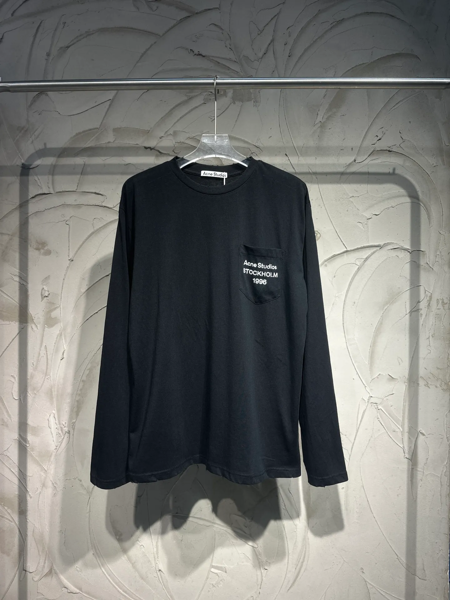 Acne Studios New Arrivalacne T-shirt. Nice-looking black and white. Pocket Series long-sleeved T-shirt. It has a relaxed atmosphere. It is inseparable from the easy-to-wear T-shirt in all seasons. Acne has a lazy and relaxed atmosphere. Ac T-shirts are throughout my wardrobe in all seasons. They are also very easy to wear as a base layer in autumn and winter! Original version developed to create matching color fabric pocket printing design Versatile Classic Loose fit Men and women Same Style Black White Size: S M L XL